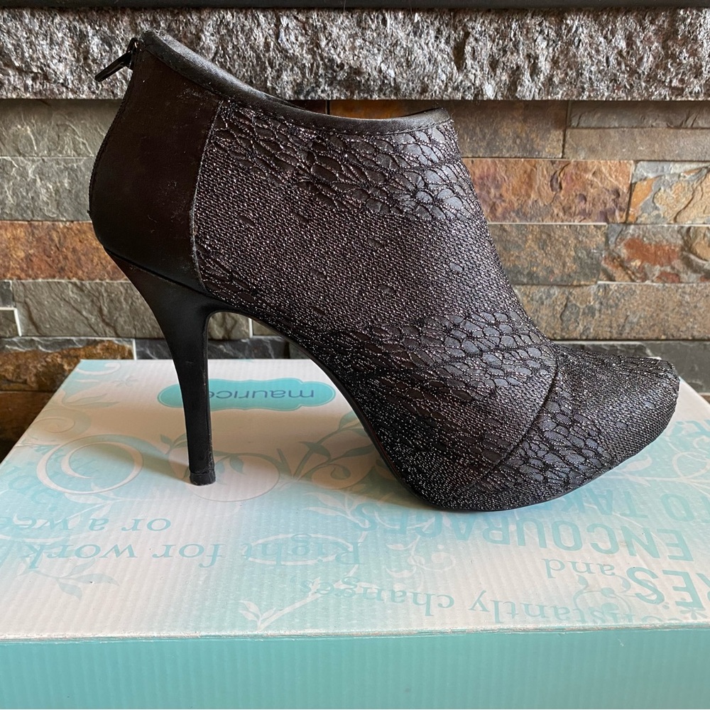 Maurice’s Trina black zip lace booties size 10